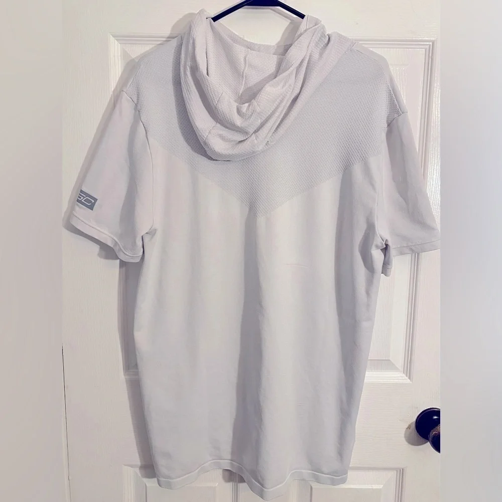 Under Armour White Fitted Top HeatGear Size‎ Large